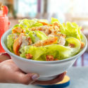 SALADA CAESAR SAÚDE: ALFACE AMERICANA, CROUTONS, ISCAS DE FRANGO, QUEIJO PARMESÃO RALADO E MOLHO PARMESÃO.